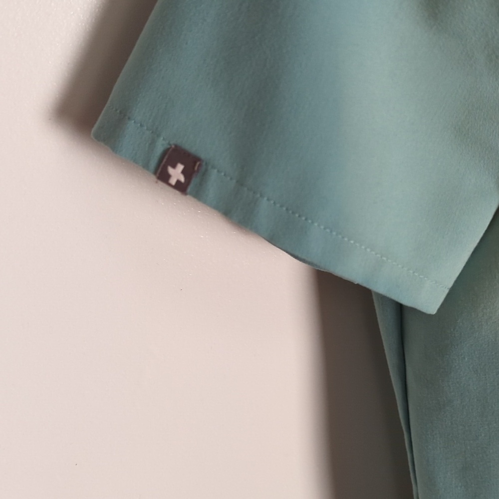 Figs Technical Collection Scrub Top - Picture 3 of 11